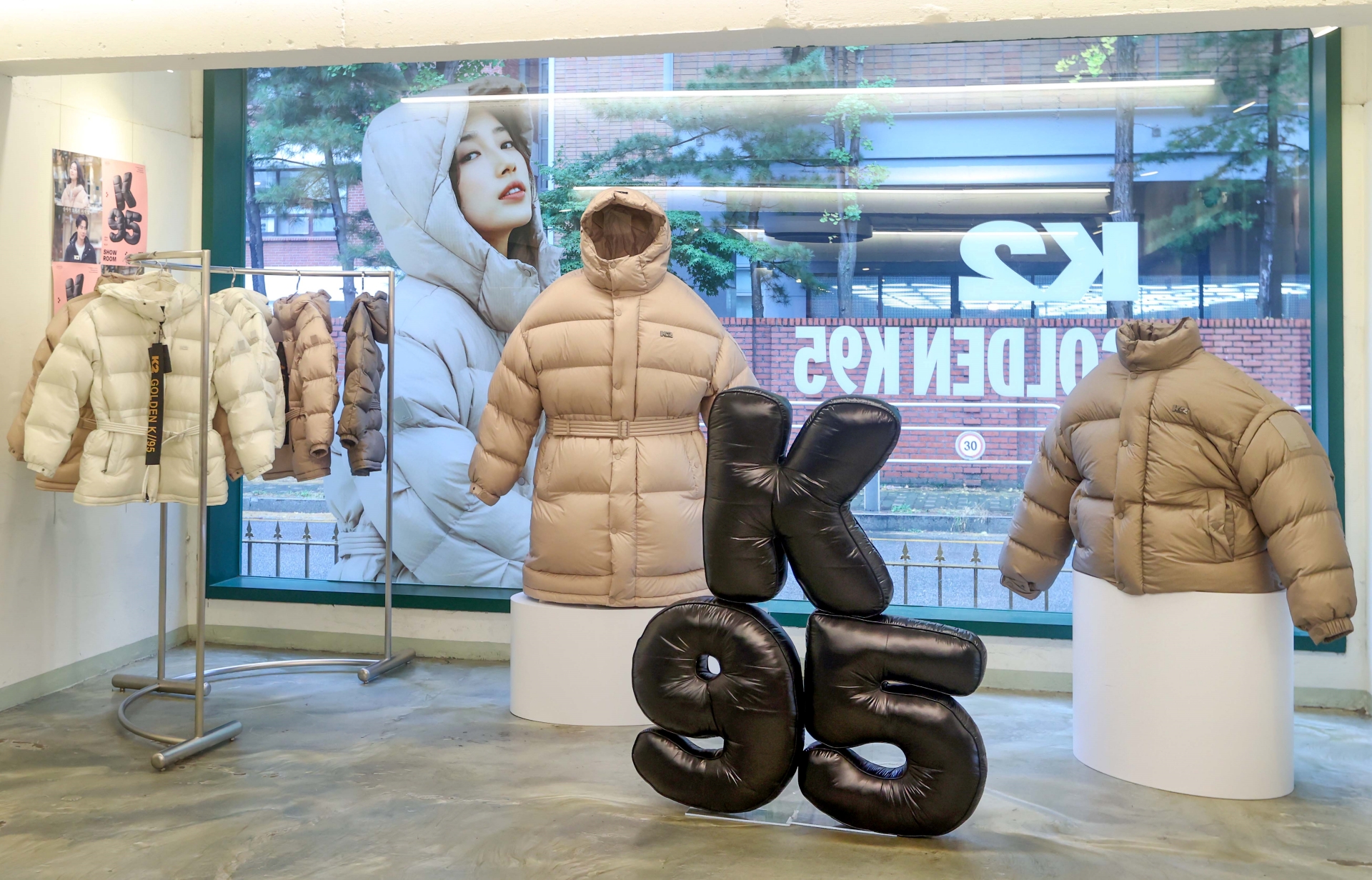 K2, 성수 코끼리베이글서 '골든 K95' 팝업 연다 27-Image